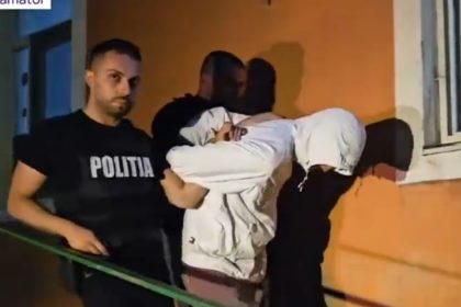 un barbat acuzat de furt i a atacat pe politistii care incercau sa l prinda a muscat de mana un agent 682044e3c3054