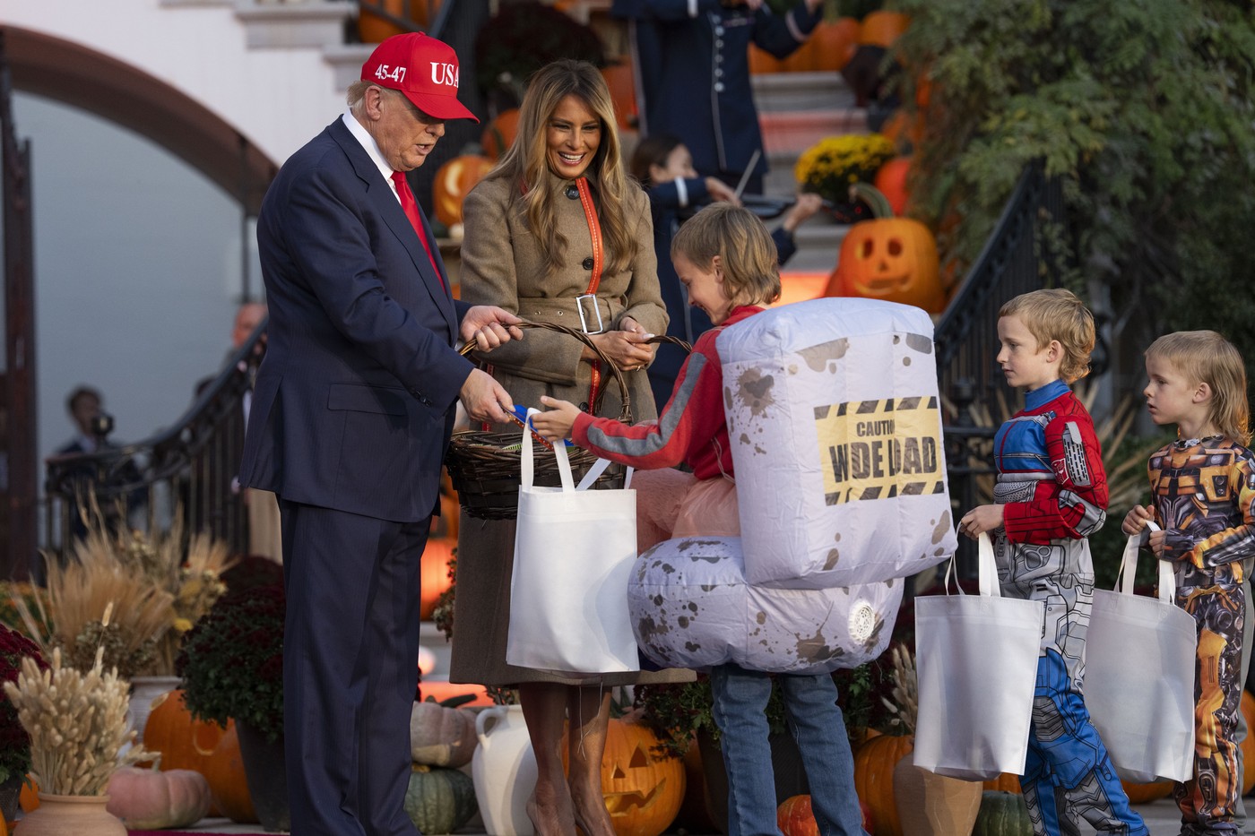 Melania și Donald Trump au sărbătorit un Halloween de neuitat! Cum au transformat Casa Albă și ce surprize au pregătit pentru copii 1 melania si donald trump au avut un halloween pe cinste cum au decorat casa alba si ce au primit copiii din partea lor 6904a762a4540